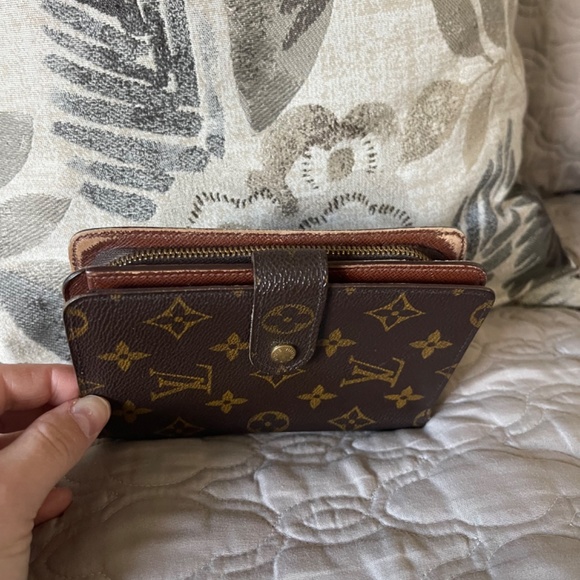 Louis Vuitton - Picture 5 of 6